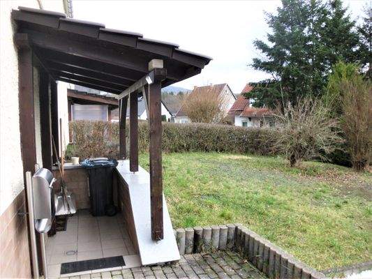 Vorgarten mit Zugang Keller.JPG