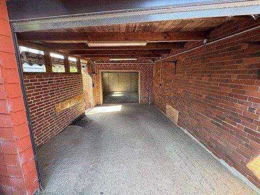 Massive Garage und Carport