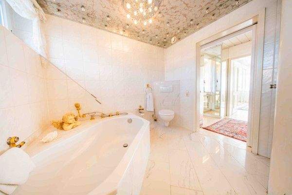 Bad mit Wanne-Dusche 