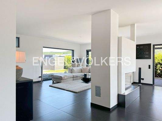 Offener Wohnbereich mit Kamin