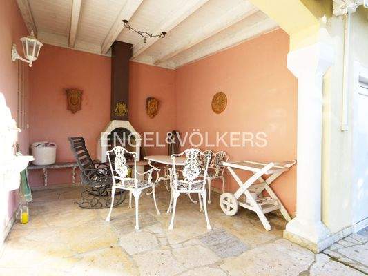 überdachte Terrasse mit Außenkamin