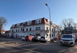 Gebäudeansicht von der Straße