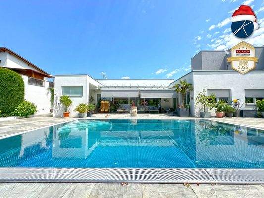 Große Terrasse mit Edelstahl-Überlaufpool