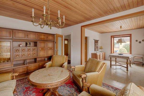 Großzügiger Wohnbereich mit Terrassenzugang