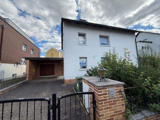 Vorderansicht mit Garage