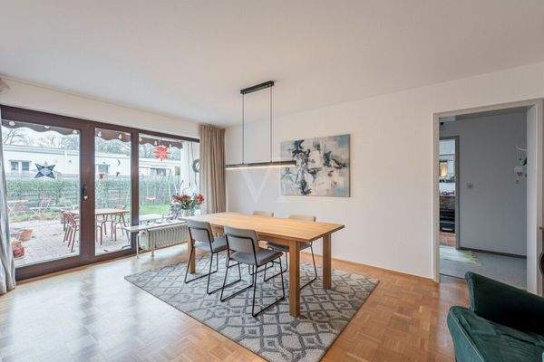 Esszimmer Einrichtung KI generiert