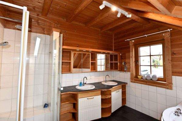 Dusche und Waschtisch