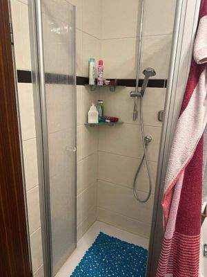 Duschkabine mit Regalen