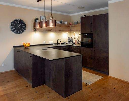 Einbauküche mit Steinplatte