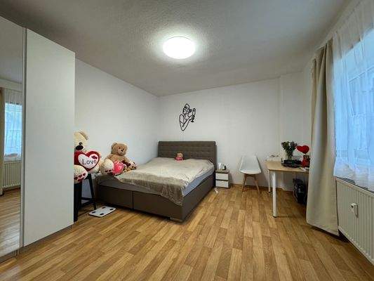 Das Schlafzimmer der Einliegerwohnung im EG