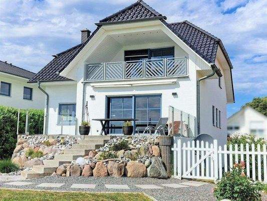 Sicht aus dem Garten auf das Wohnhaus