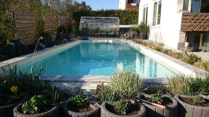 Der Blick von der Orangerie im unteren Bereich, bis zum Gewächshaus ganz oben