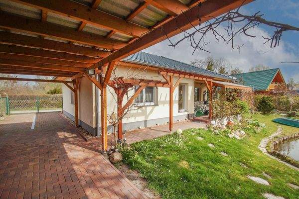 Hausansicht mit Einfahrt