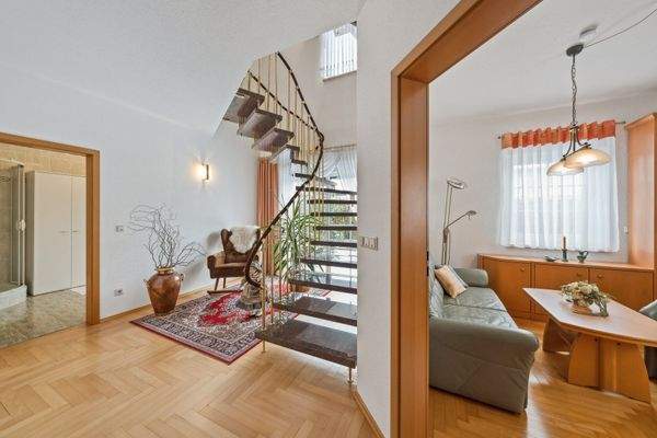 Gästezimmer und Treppe im Erdgeschoss