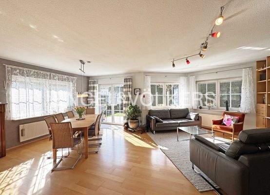 Lichtdurchflutetes Wohn- und Esszimmer