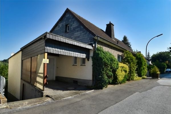 Carport und Straßenansicht