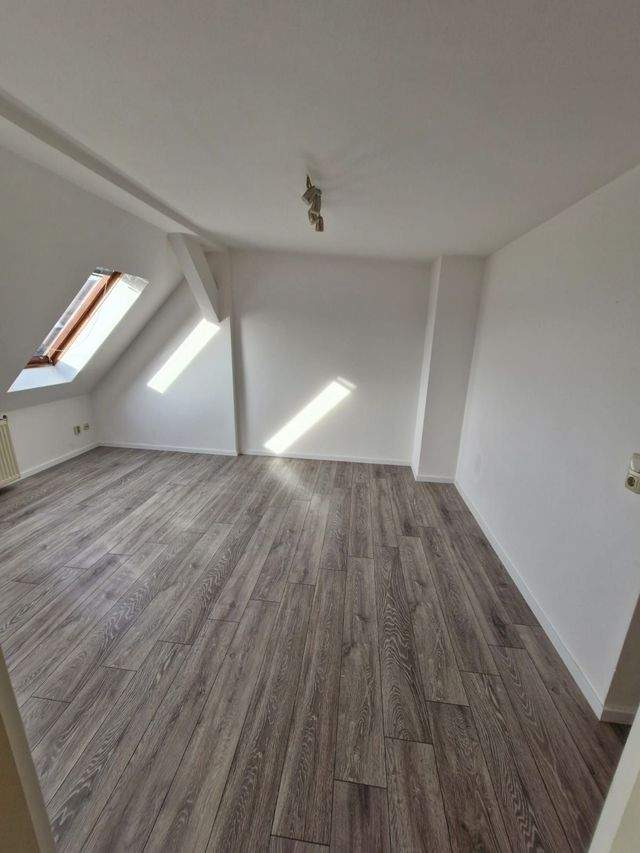 Wohnen im Altbau: Dachgeschoss-Charme in Gera, 2-Raumwohnung - Photo 1