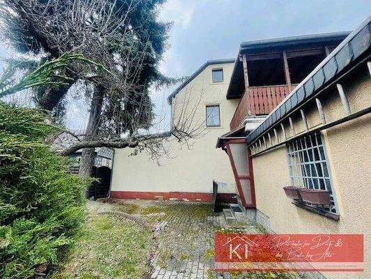 Seitlich zum Hintereingang 