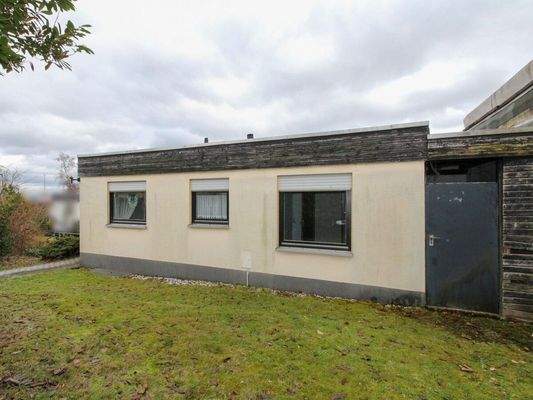 Rückansicht und Wiesenfläche