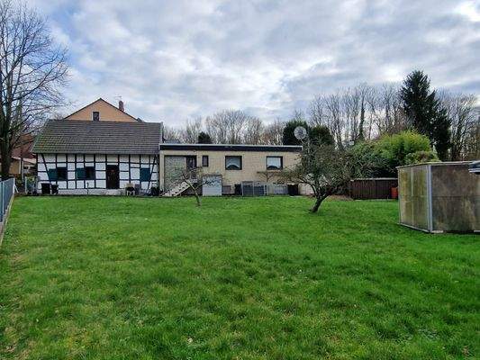 2 feine Häuser mit Traumgarten...