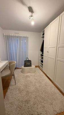 Moderner Ankleideraum