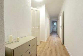 Heller Flur mit Holzoptik