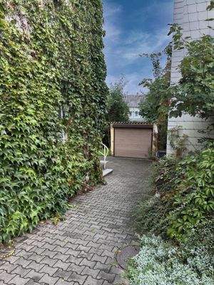 Zufahrt mit Garage