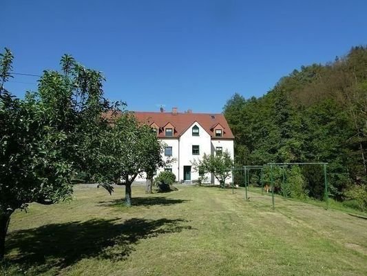 Grundstück, Wiese und Wohngebäude