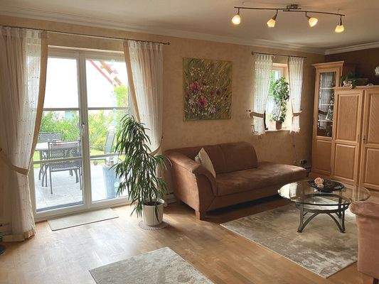 Wohnzimmer mit Zugang zur Terrasse
