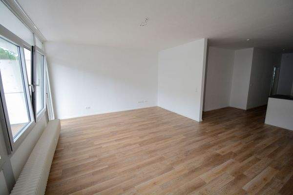 Wohn-/Esszimmer mit Balkonzugang