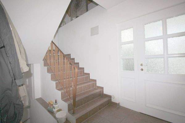 Eingangstür Haupthaus u. Treppenaufgang ins OG