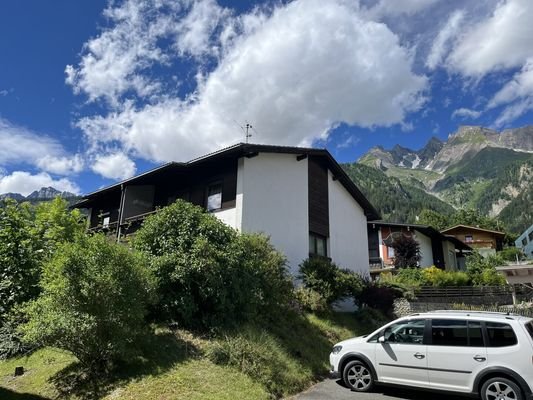 Anblick von Südosten, dahinter die hohen Berge der Venedigergruppe