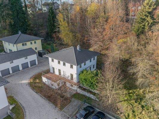 Zufahrt mit Doppelgarage und Stellplätzen