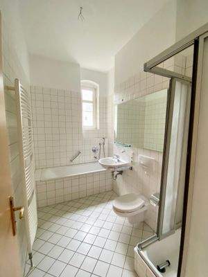 großes und helles Bad