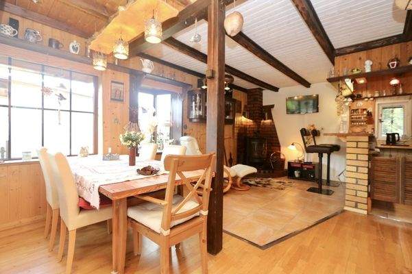 Koch- und Essbereich mit Kamin