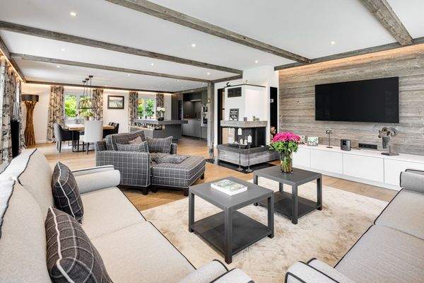 Wohnzimmer mit Kamin