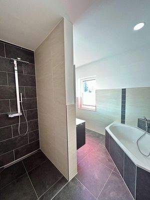 Badzimmer mit Dusche und Wanne