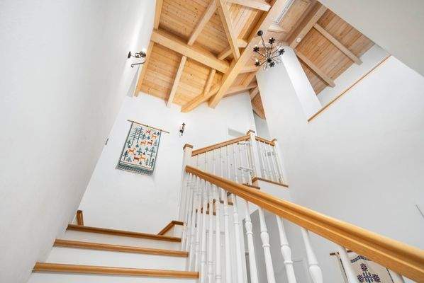 Ca. 6,4 m hohe Eingangsgalerie mit Splitlevel