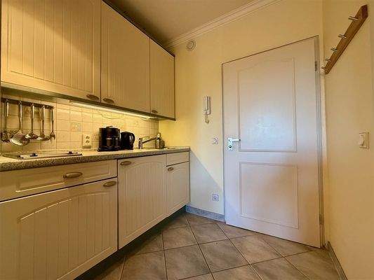 Wohnungseingang mit Küchenzeile