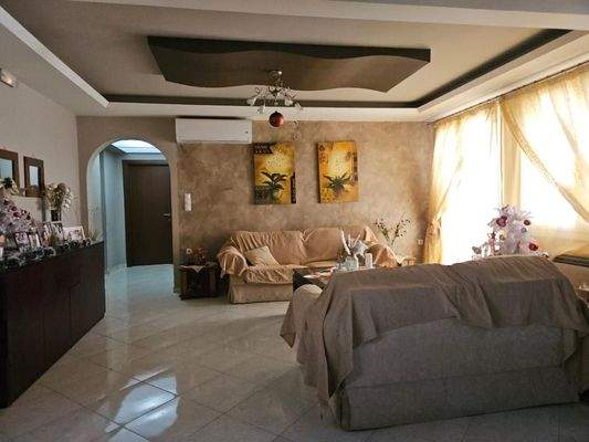 Kreta, Neapoli: Geräumige Wohnung zu verkaufen