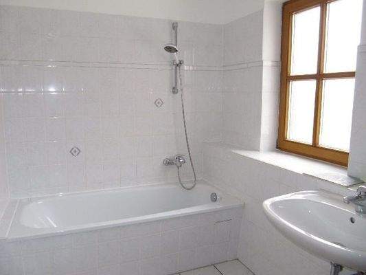 Tageslichtbad mit Wanne