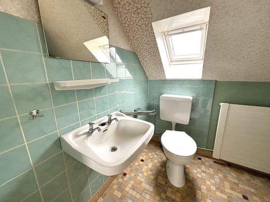 Bad mit Dusche im Dachgeschoss