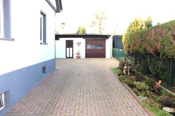 Einfahrt mit Stellplätzen