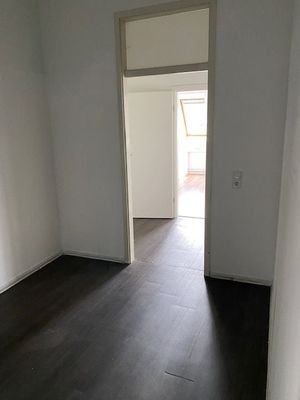 Blick von Büroraum zu Büroraum über Flur