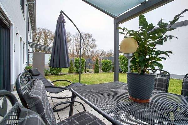 Blick von der Terrasse in den Garten 