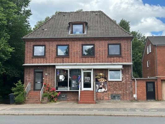 Gepflegtes Rotklinker Mehrfamilienhaus mit gut sichtbarem Ladengeschäft