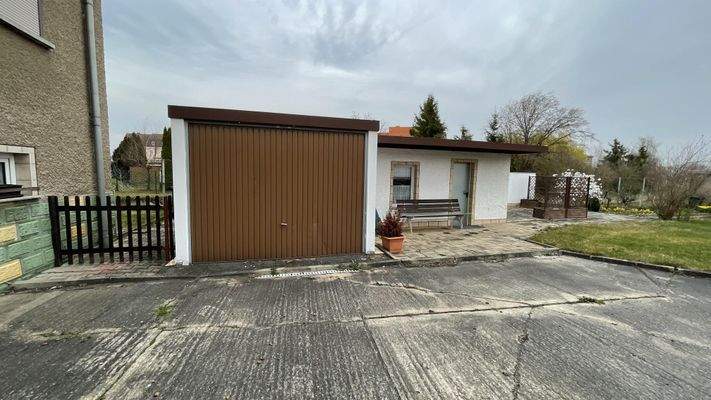 Garage mit angrenzendem Geräteraum
