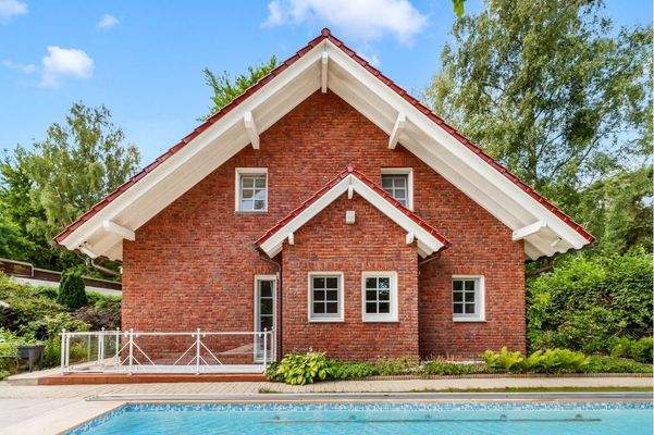 Rückansicht Haus mit Pool