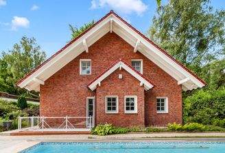 Rückansicht Haus mit Pool