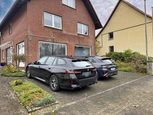 3 Pkw-Stellplätze vor dem Haus